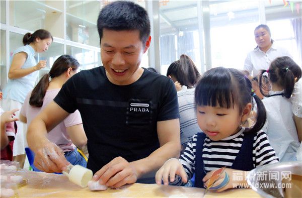亲子制作月饼DIY拉近家长与孩子的心灵