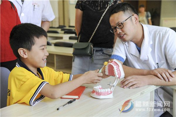 医生现场指导小记者如何科学刷牙 (1).jpg