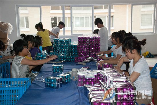 盈浩工艺品有限公司里正在进行暑期实践的学生们.jpg