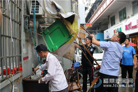 图中这位白衬衫大叔，突发奇想，把遮雨棚搭在了别人的空调机上，殊不知这有多危险！.jpg