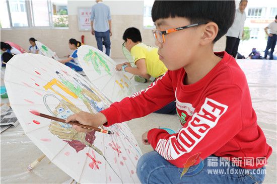 BbP福鼎新闻网|今日福鼎|福鼎新闻信息权威发布平台 据了解,校园彩绘是此次主题队日暨文化艺术节系列活动的主要项目之一,围绕美丽茶乡、海底世界、可爱的卡通形象、京剧脸谱、适合纹样、童话故事等主题,各年龄段学生分别在簸箕、油纸伞、马勺等不同的道具材质上完成相应的绘画作品。BbP福鼎新闻网|今日福鼎|福鼎新闻信息权威发布平台