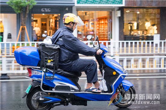 风雨中进击的外卖小哥