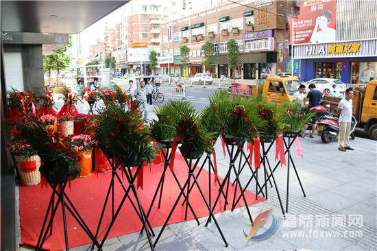 店铺开业，鲜花加地毯很是气派，却殊不知占道违规。.jpg