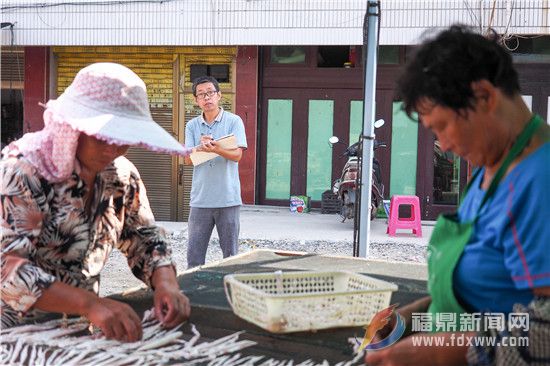 书画家记录下最真实的渔民生活.jpg