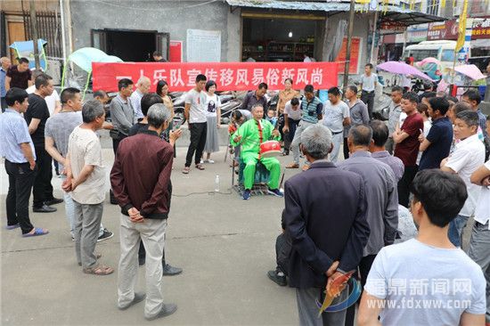 “一人乐队”巡回表演宣传移风易俗受欢迎