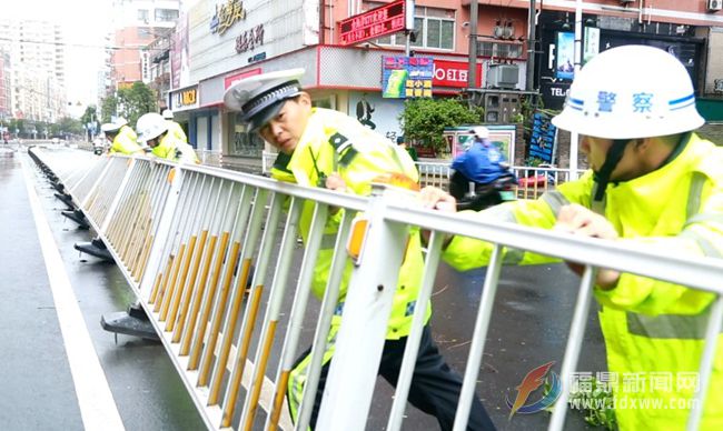 台风“玛莉亚”来袭 交警坚守一线维护交通