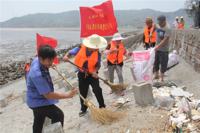 太姥山镇清理海岸线“垃圾场”