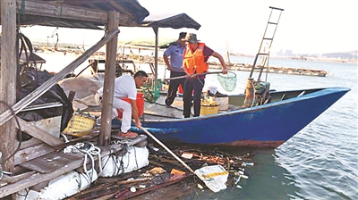 福鼎市点头镇的志愿者到八尺门内湾海域开展海漂垃圾清理整治行动