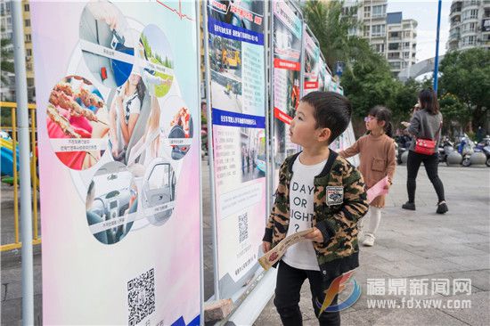 我市多部门联合开展“全国交通安全日”主题活动