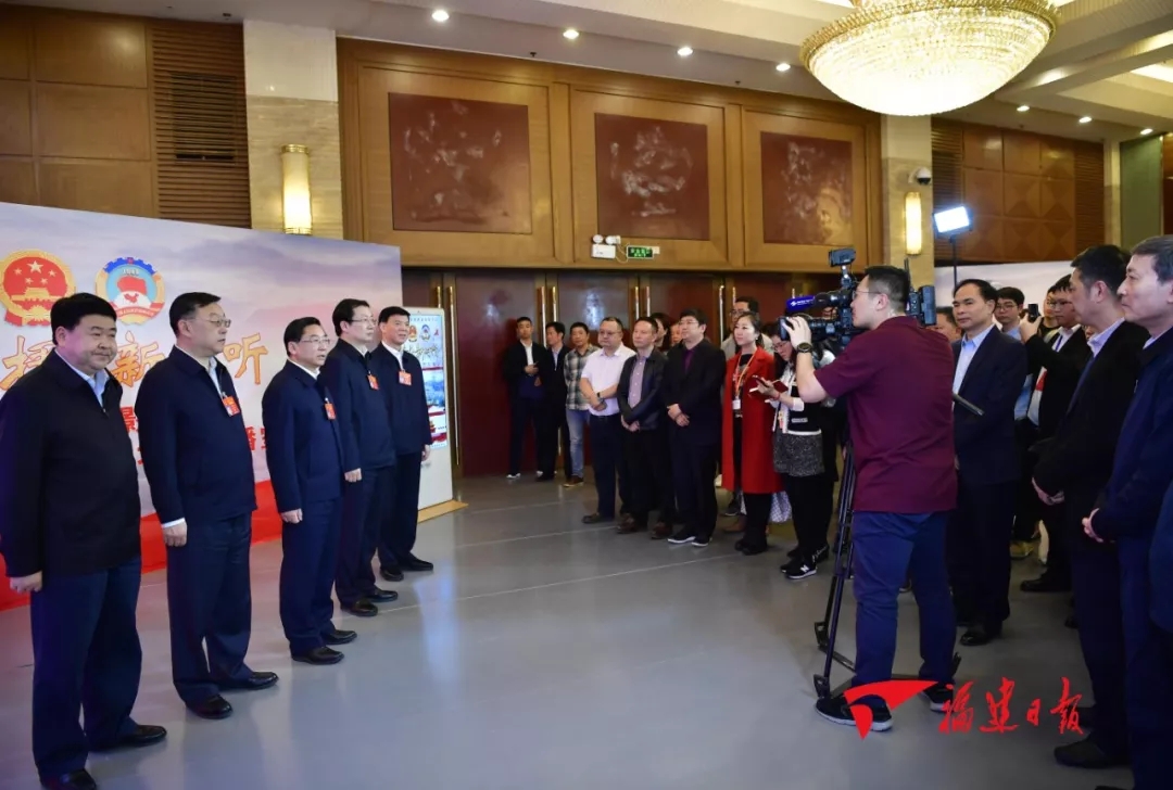 于伟国唐登杰看望参加全国“两会”报道的一线新闻工作者