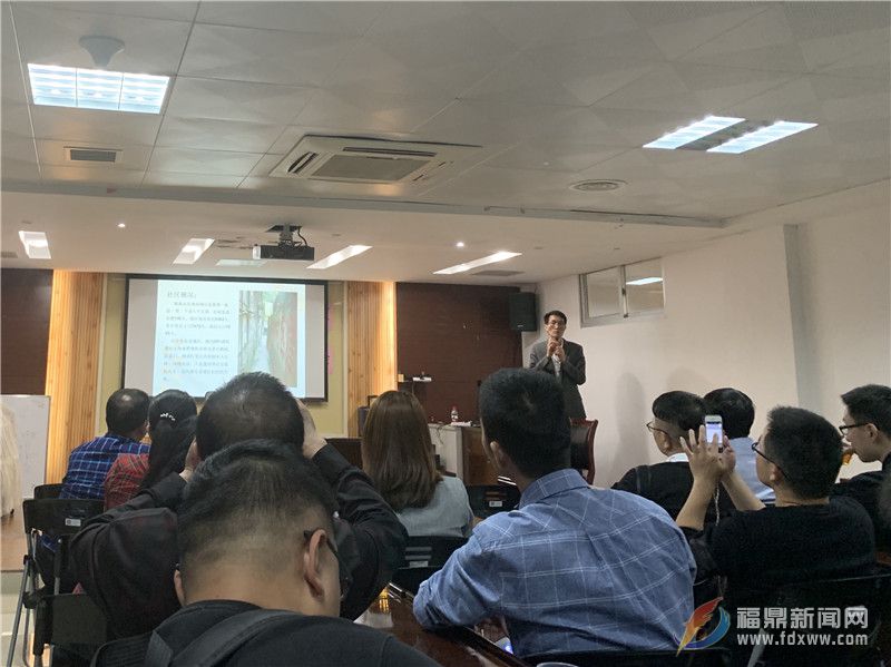 1镇海社区苏江圳书记授课.jpg