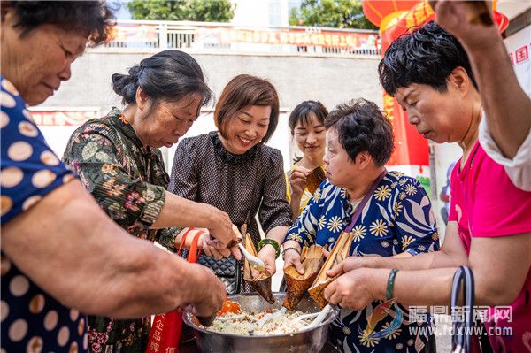 龙山社区：唠家常包粽子送温暖 社区居民提前过端午
