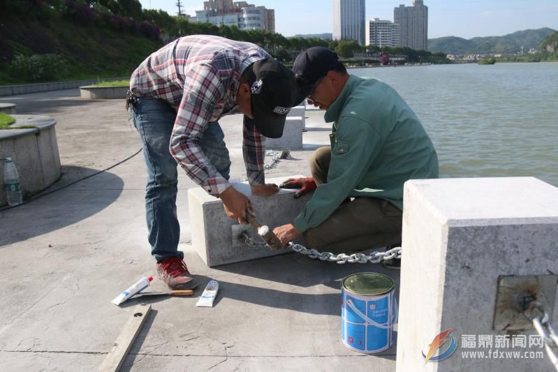 桐山溪部分沿溪路段铺设防护石墩 保证市民游玩安全