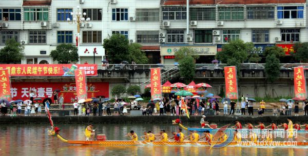 市民热情高涨 冒雨观看龙舟赛事