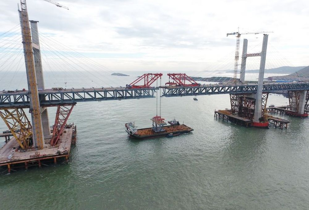 中国在大风骇浪中建成世界最长跨海公铁大桥