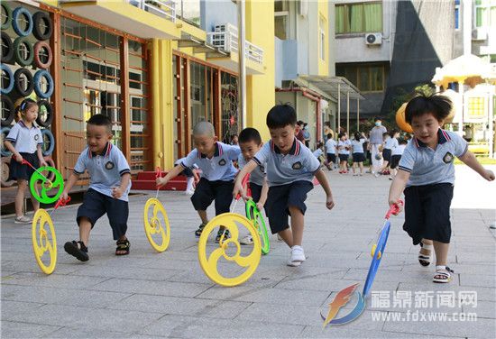 开学首日 “萌娃来袭”