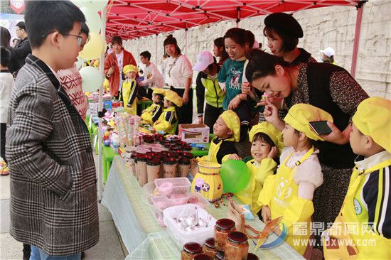 幼儿园孩子爱心义卖 半日募集善款近两万元