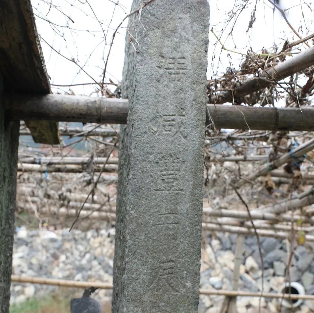 小山村遗存清代旗杆石，至今保存完整！