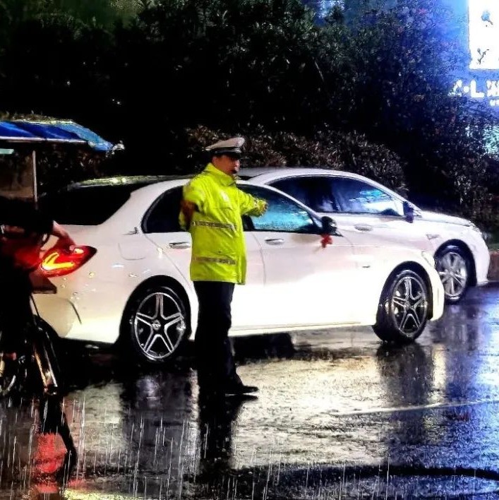 【教育整顿】淋最大的雨！站最坚定的岗！福鼎“浇”警的雨中“勤”~