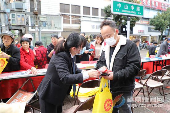 市法院参与市平安建设集中宣传活动