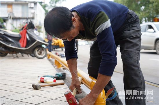 桐山：增设道路防护栏 为创城助力