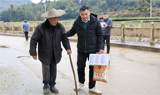 管阳镇：爱心茶企慰问老人 浓浓关怀暖人心