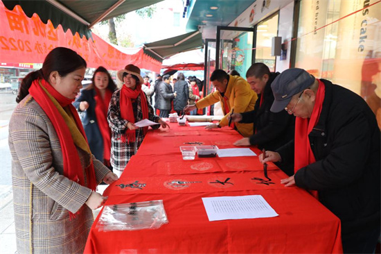 【网络中国节·春节】点头镇开展写春联送春联惠民活动