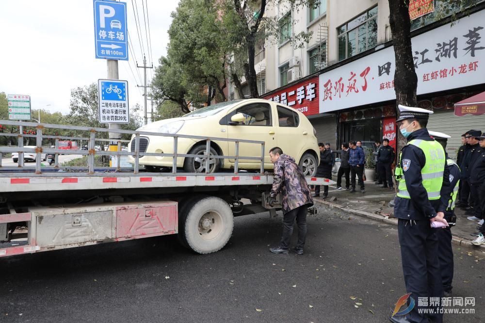 山前街道各部门联合出击整治“二手车”占道经营乱象