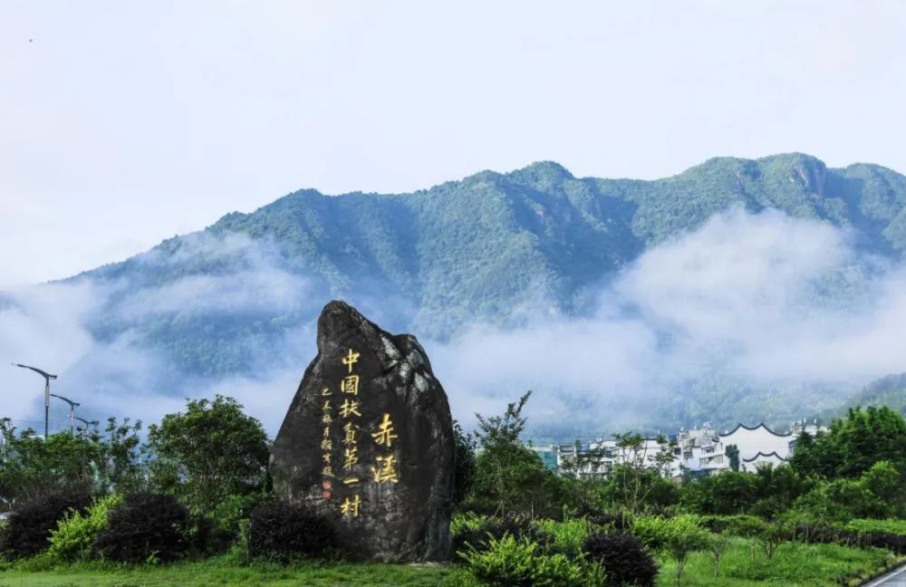 在中国扶贫第一村，有这样三个人……