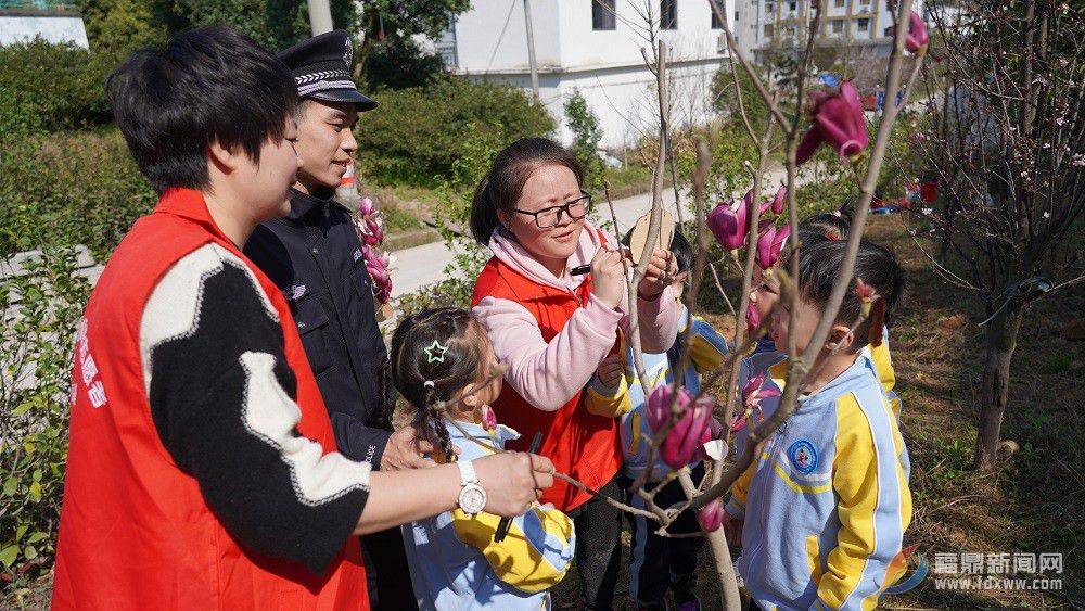 岙里社区：植树添绿 共建绿色社区