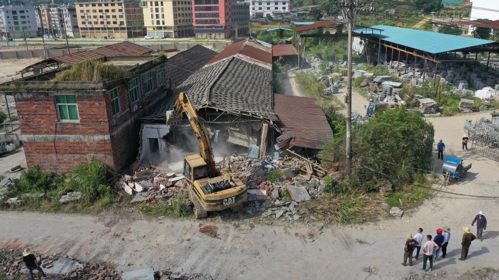 点头镇：拆除老旧厂房 助力特色小镇项目建设