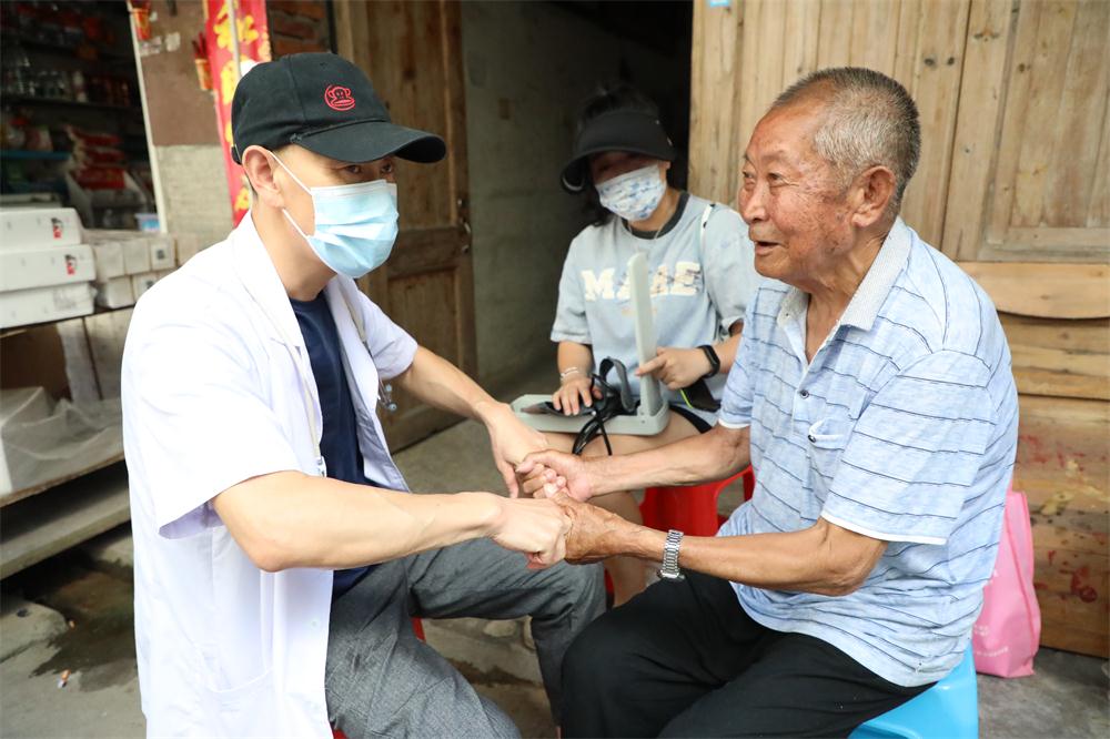 山前街道：进村入户为老年人接种疫苗