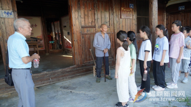 零距离感受国防教育 点燃青少年强军梦