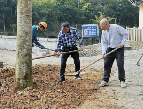 邓昌朝：育人与育树   一样都不能少