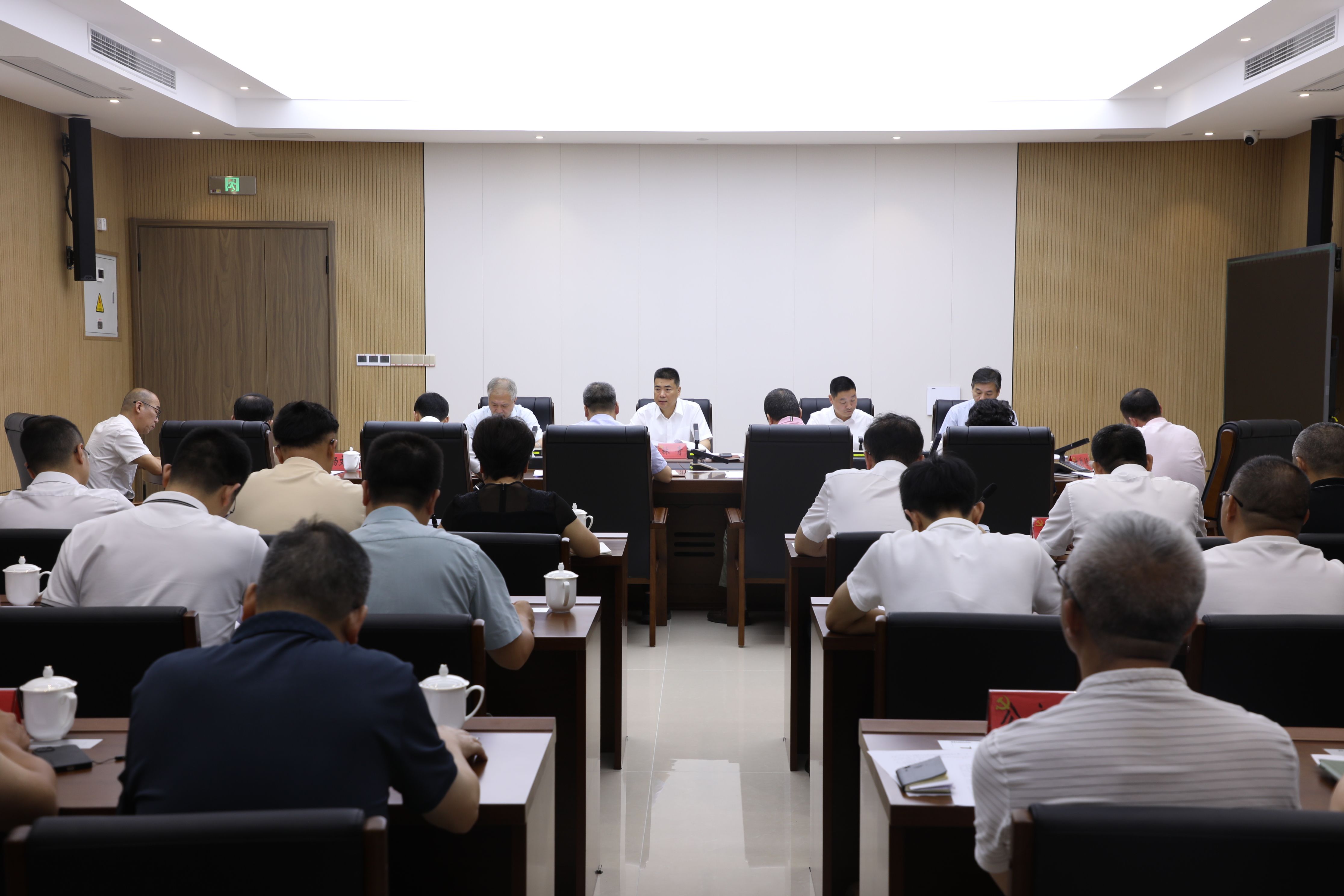 林青主持召开市委常委会会议
