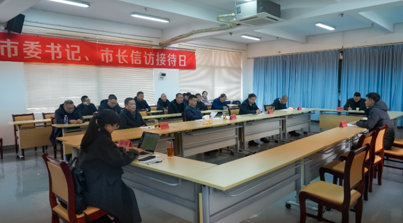 林青在市教师进修学校接待来访群众