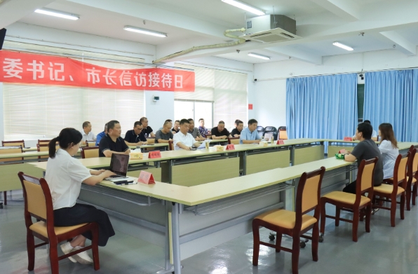 林青在市教师进修学校接待群众来访