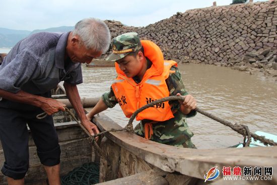 秦屿边防派出所官兵为渔船民加固船舶.jpg