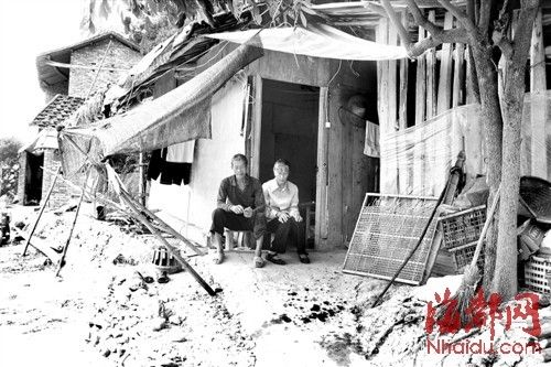 　　兰圣达一家6口人，就住在这个简陋的小木屋里