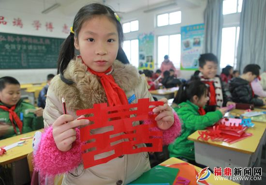 学生在手工制作活动中，学会了剪双&ldquo;喜&rdquo;字.JPG