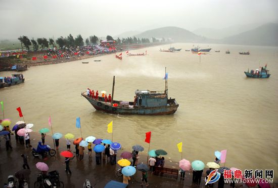 5龙舟竞渡时,彩旗招展,锣鼓喧天,场面热闹非凡。 .JPG