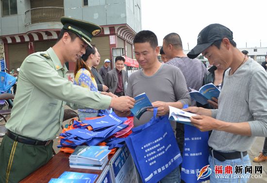 图一：民警向渔民宣传海上安全生产防灾减灾知识(1).jpg