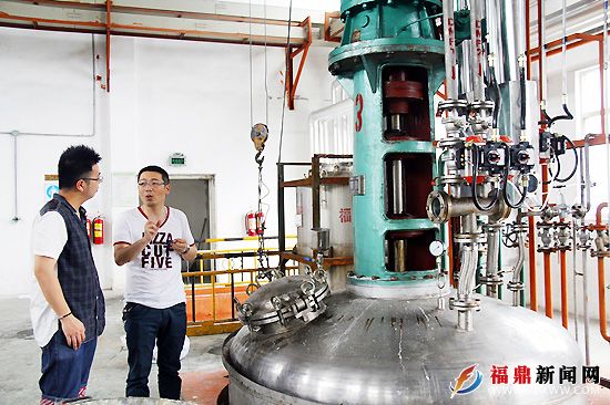 企业工作人员向记者介绍设备工作原理.JPG