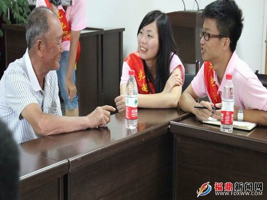 调整大小 老党员叮嘱实践队员要好好珍惜现在的生活.jpg