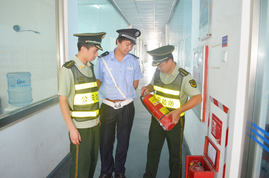 图一:秦屿边防派出所官兵深入辖区重点企业检查消防设备是否符合标准.jpg