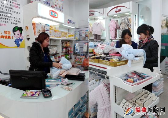 周小华正在为客人结账 拷贝.jpg