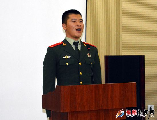 海警官兵在台上深情演讲.JPG