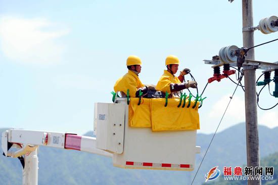 8月29日，在110千伏白琳变10千伏工业四线012线路03号杆，国网福建福鼎市供电公司带电作业班组正为该市水利建设投资有限公司施工变开展带电搭接电源侧引线工作。（周婷婷摄).jpg