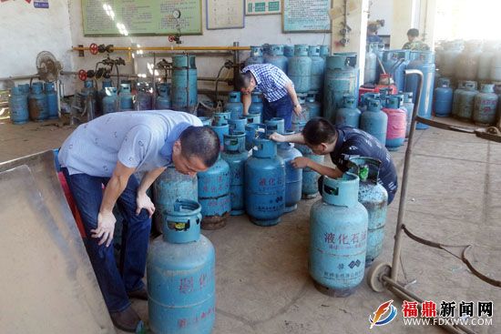 福鼎局开展液化气瓶充装站点检查.jpg