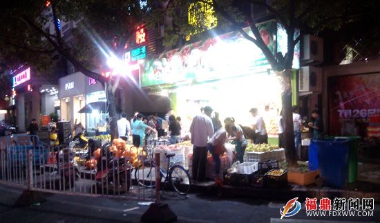 晚上9时，位于市区某水果超市顾客盈门.jpg